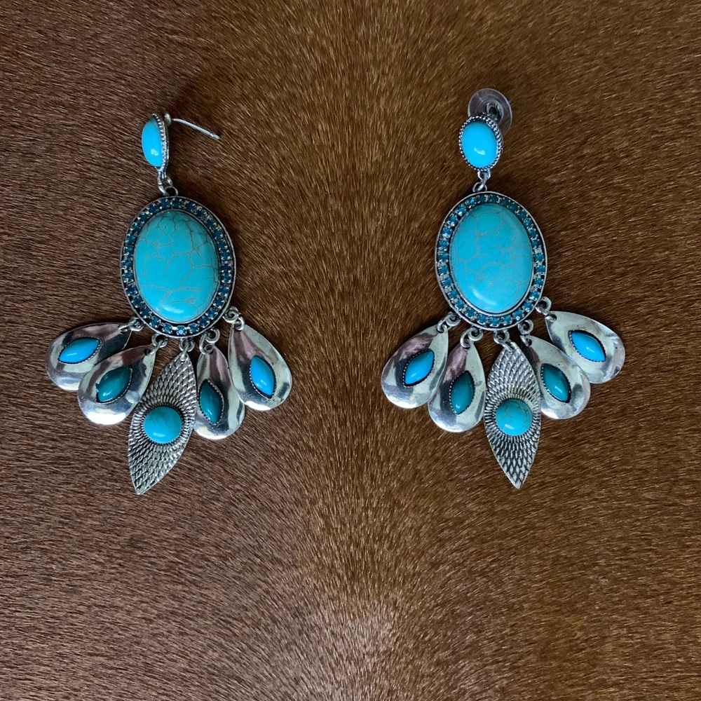 Beautiful Light Blue Earring in Silver material